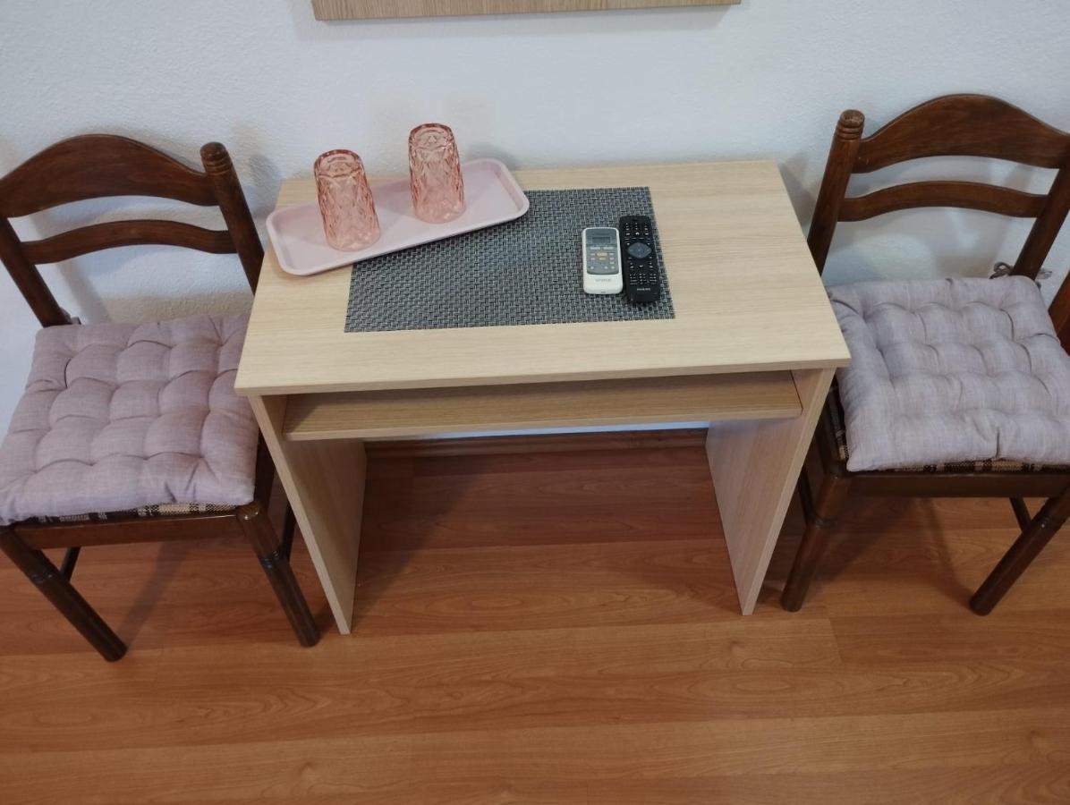 Soba Ivanka Niksic Karlobag Exterior foto