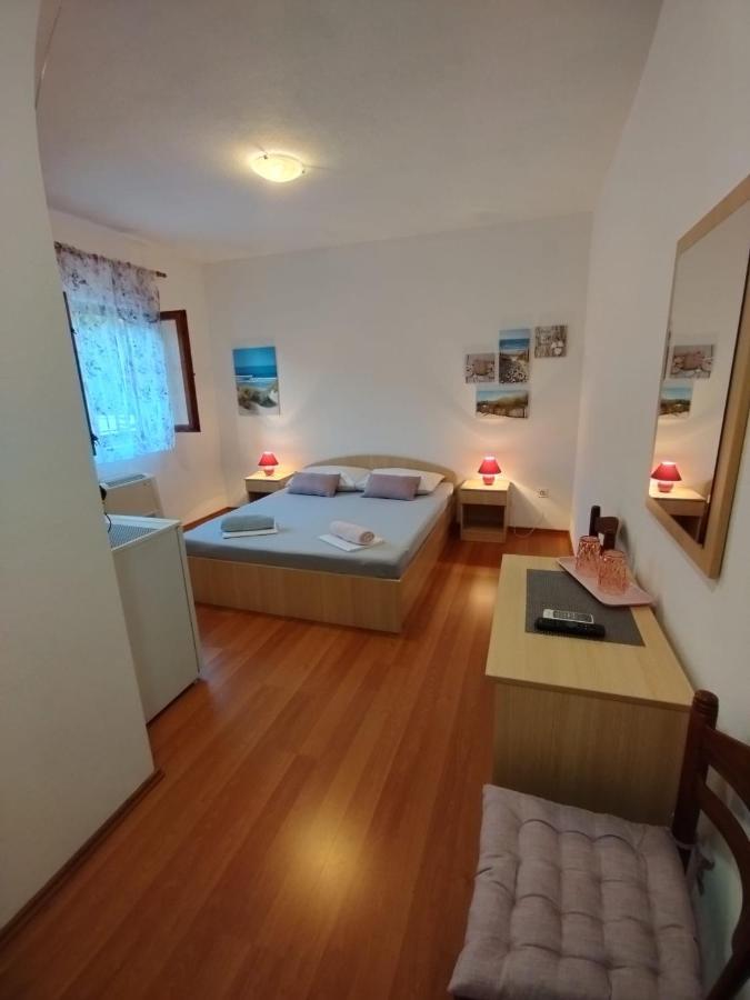 Soba Ivanka Niksic Karlobag Exterior foto