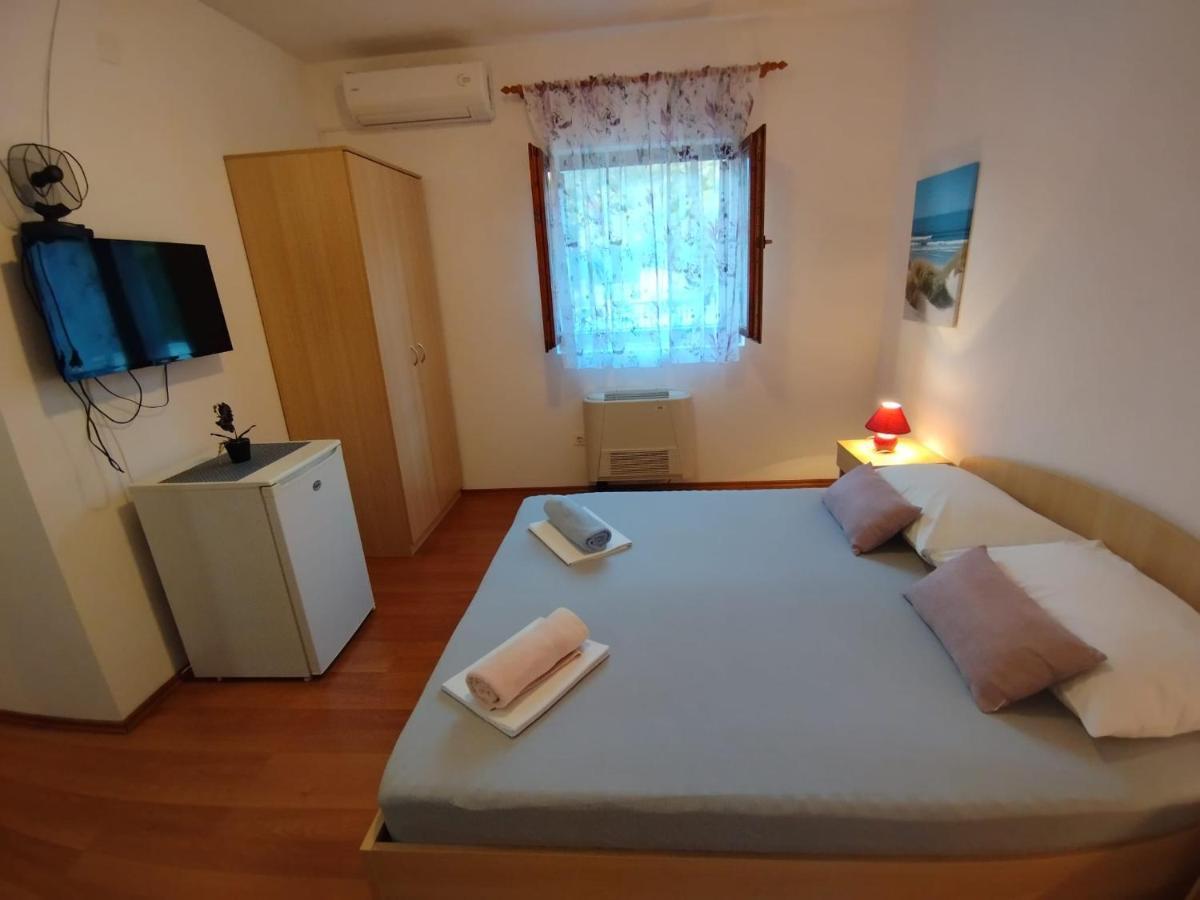 Soba Ivanka Niksic Karlobag Exterior foto